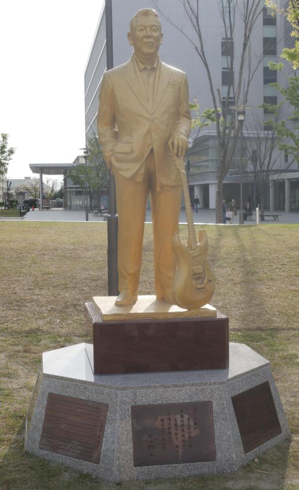 　金色に輝く加山雄三の銅像