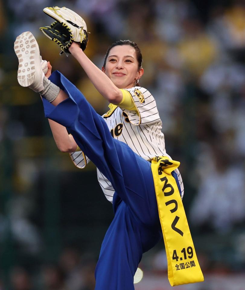 　左足を大きく上げて投げる中条あやみ（撮影・田中太一）