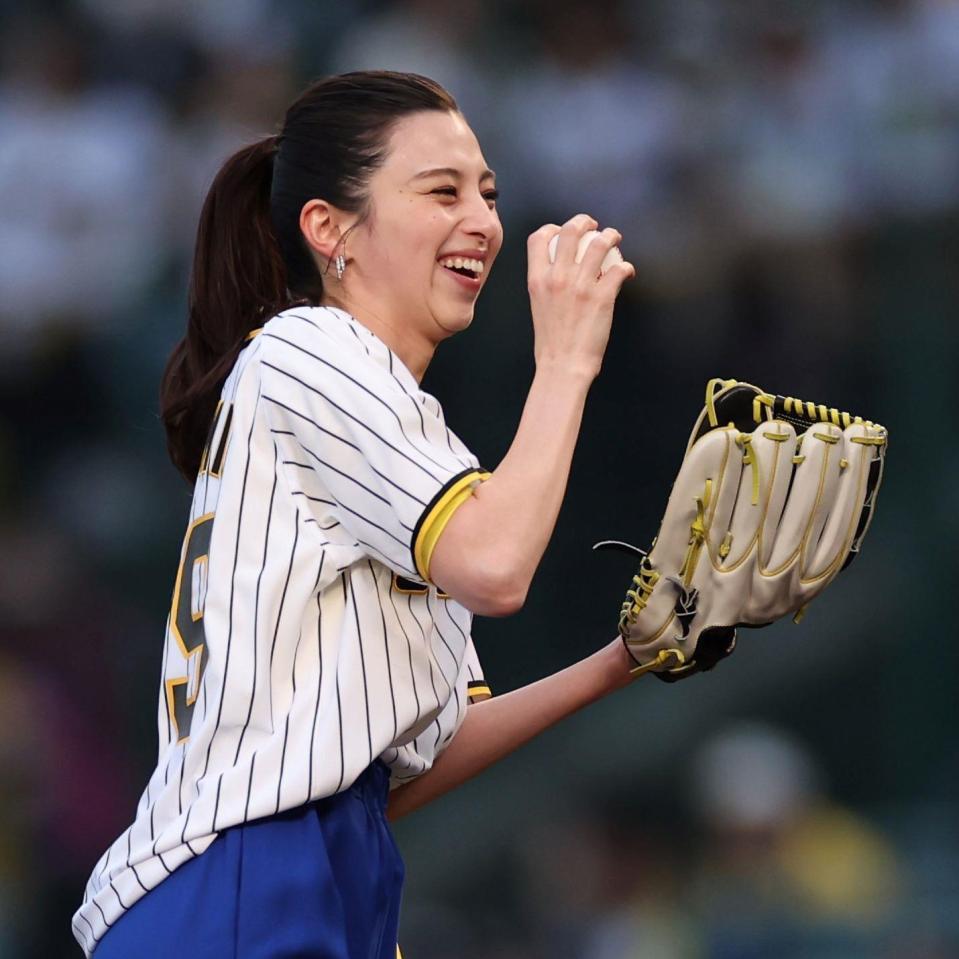 　投球をやめ、苦笑いする中条あやみ（撮影・田中太一）