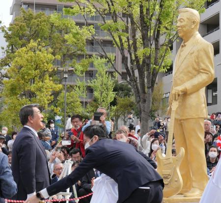 　自身の銅像を見上げる加山雄三