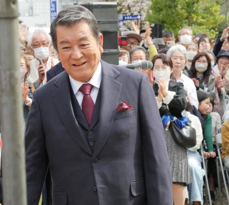 　３０００人のギャラリーに祝われ笑顔を見せる加山雄三