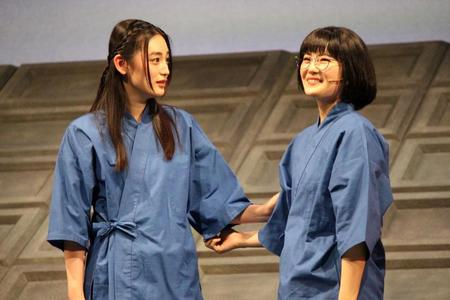 　「鴨川ホルモー、ワンスモア」の取材会で仲のよさを見せる八木莉可子と乃木坂４６・清宮レイ（右）