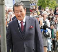 　３０００人のギャラリーに祝われ笑顔を見せる加山雄三