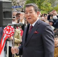 　３０００人のギャラリーに自身のモニュメント建設と誕生日を祝ってもらい喜びを口にする加山雄三