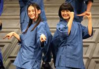 　ポーズを決める八木莉可子と乃木坂４６・清宮レイ（右）