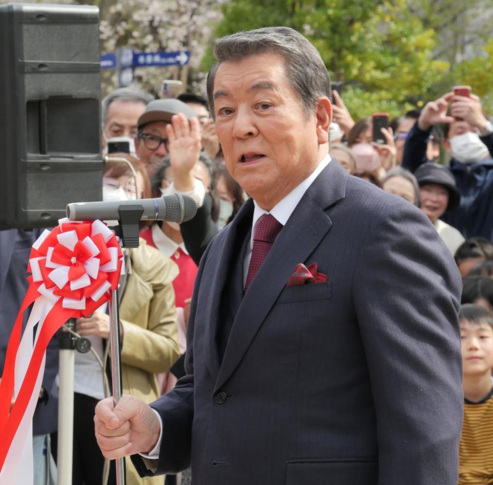 　３０００人のギャラリーに自身のモニュメント建設と誕生日を祝ってもらい喜びを口にする加山雄三