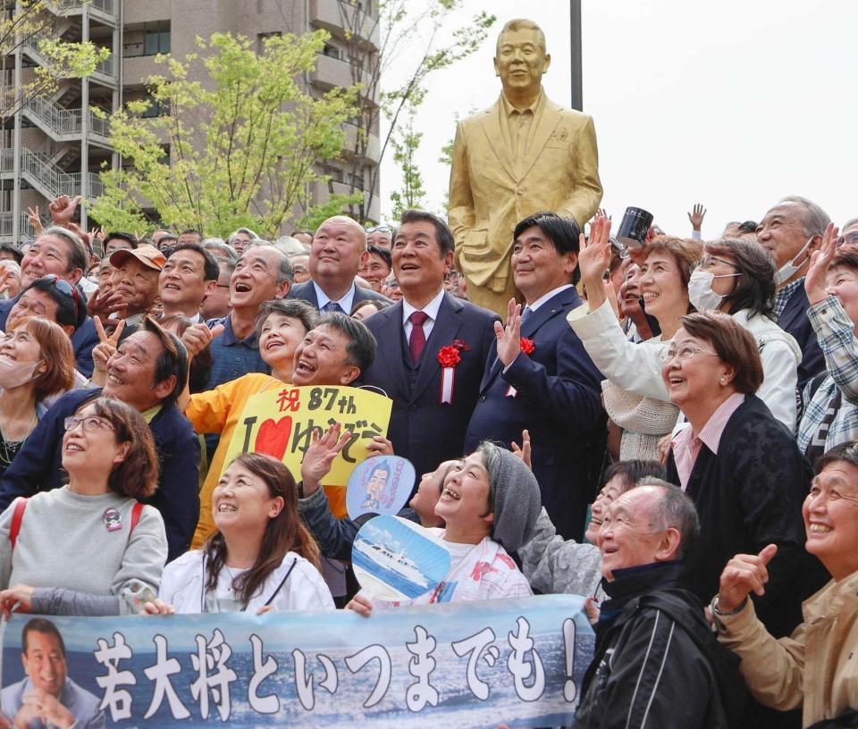 　自身の銅像の前でファンと笑顔を見せる加山雄三（中央）