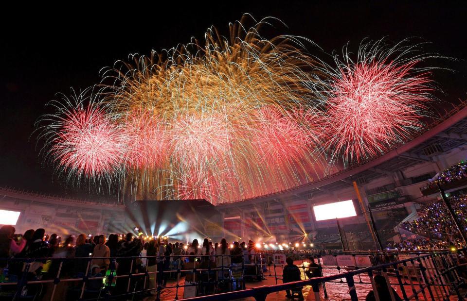 　ＺＯＺＯマリンスタジアムの夜空に打ち上がった花火