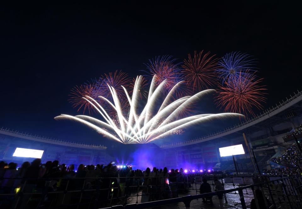 　ＺＯＺＯマリンスタジアムの夜空に打ち上がった花火（撮影・伊藤笙子）