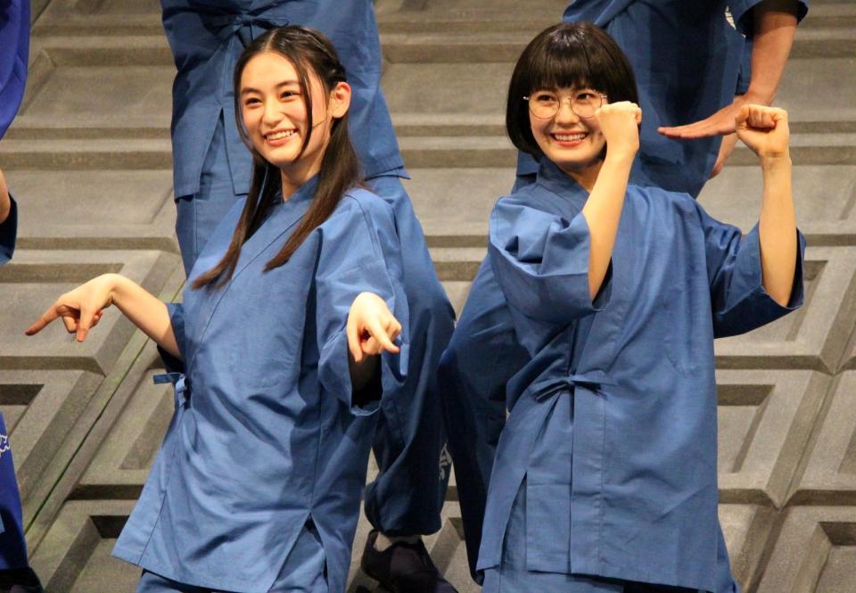 　ポーズを決める八木莉可子と乃木坂４６・清宮レイ（右）