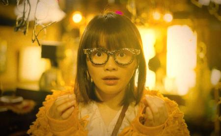 　劇中、奇妙なメガネをかけて驚きの表情を浮かべる富田望生