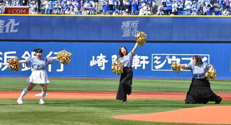 　メンバー発表に登場した３時のヒロインの（左から）ゆめっち、福田麻貴、かなで（撮影・持木克友）