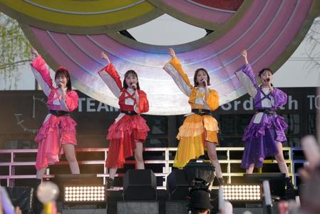 　ライブでパフォーマンスするももいろクローバーＺ、（左から）佐々木彩夏、百田夏菜子、玉井詩織、高城れに（写真提供・上飯坂一、高田真希子）