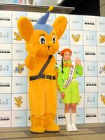 　ピーポくんと記念撮影に応じる浅田芭路