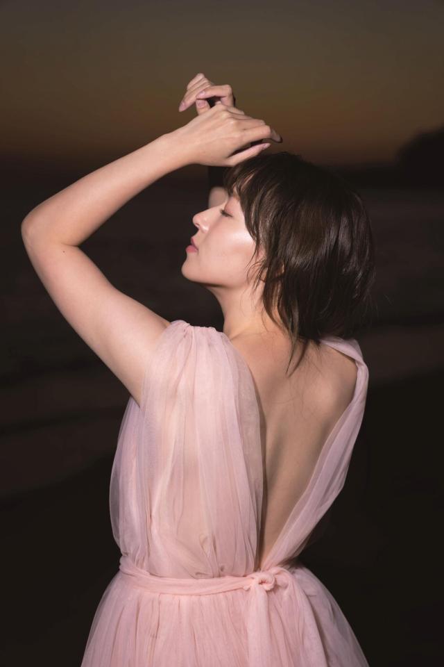 　阿部華也子アナウンサーの２ｎｄ写真集「華」©唐木貴央／小学館