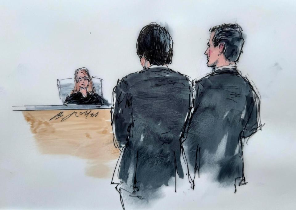 　１２日、米ロサンゼルスの連邦地裁に出廷した水原一平容疑者（手前左）を描いた法廷スケッチ（Ｂｉｌｌ　Ｒｏｂｌｅｓ氏提供、ＡＰ＝共同）