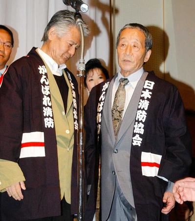 　「がんばれ消防」イベントに出席した菅原文太さん（左）＝２００５年５月