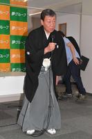 　会見に登場した橋幸夫（撮影・佐々木彰尚）