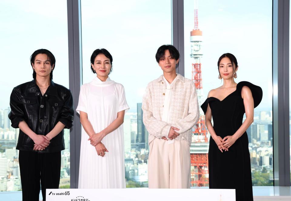 　東京タワーを背に笑顔を見せる（左から）松田元太、板谷由夏、永瀬廉、ＭＥＧＵＭＩ（撮影・金田祐二）