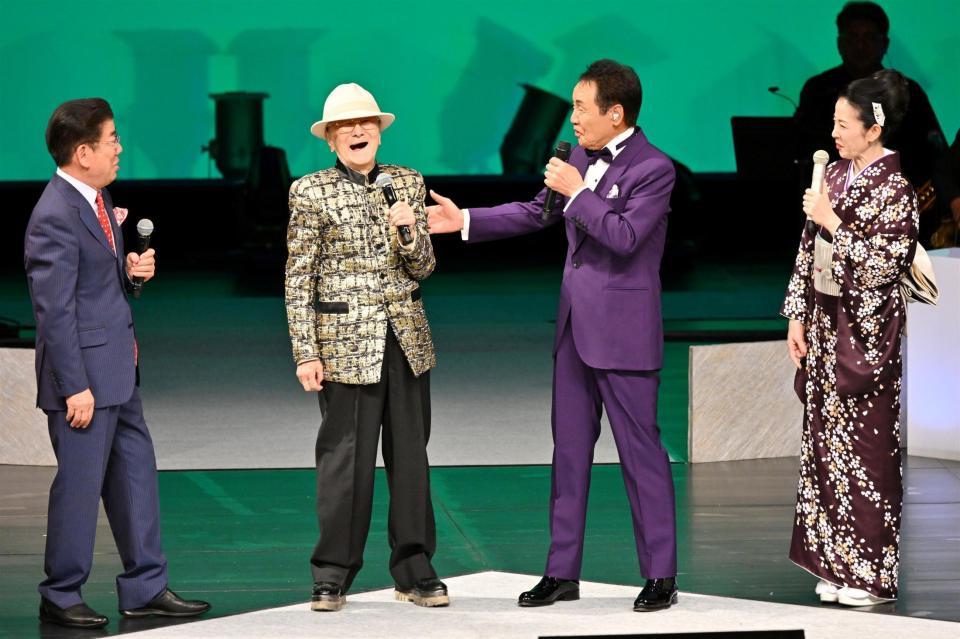 　５０年記念イベントを行った浜村淳（左から２人目）。（左から）西川きよし、五木ひろし、坂本冬美