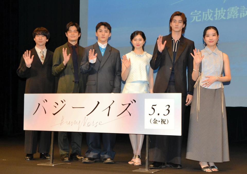 　完成披露試写会に登場した（左から）風間太樹監督、井之脇海、川西拓実、桜田ひより、柳俊太郎、円井わん