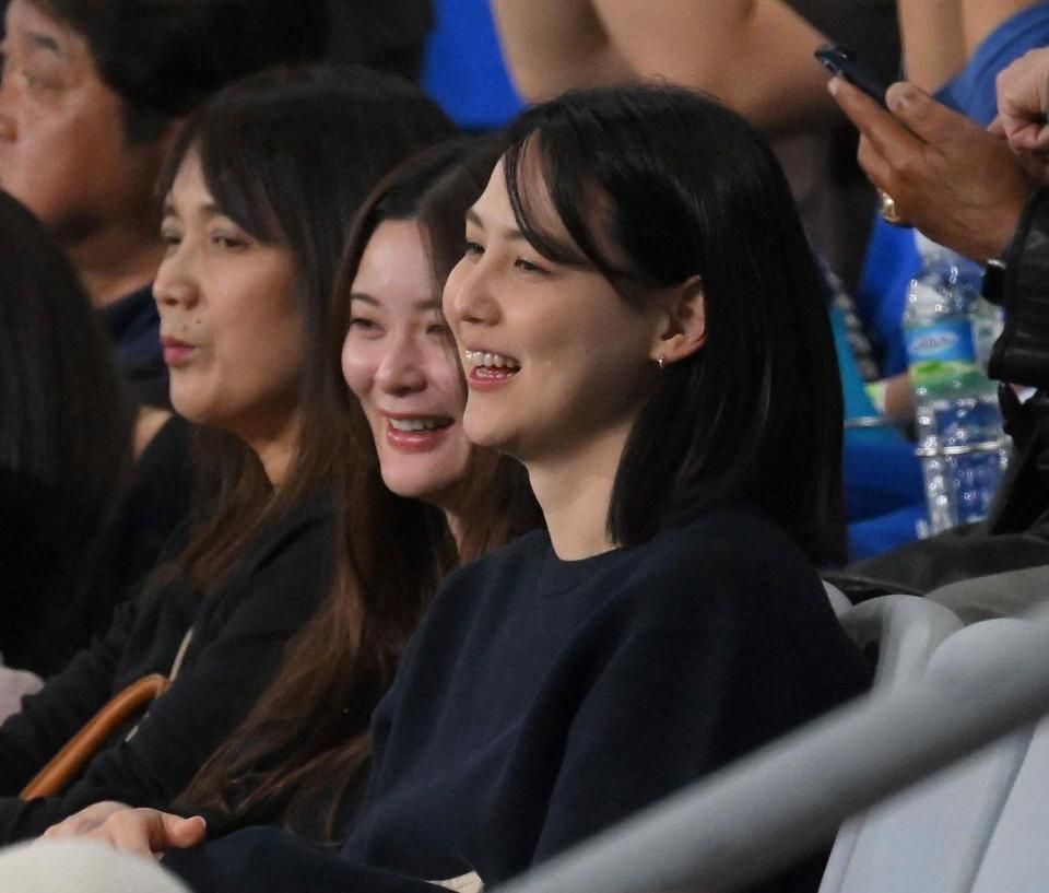 　親善試合・ドジャース対韓国代表を観戦するドジャース・大谷翔平の妻・真美子さん（右）＝３月１８日