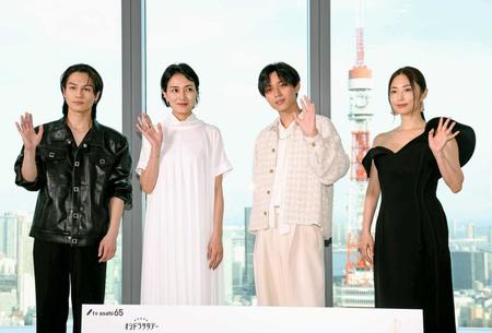 　東京タワーを背に笑顔を見せる（左から）松田元太、板谷由夏、永瀬廉、ＭＥＧＵＭＩ（撮影・金田祐二）