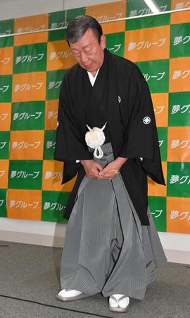 　頭を下げる橋幸夫（撮影・佐々木彰尚）