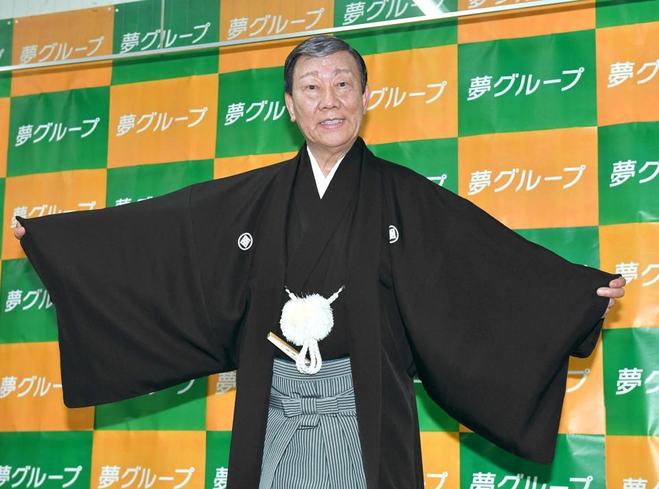 　会見後に笑顔でポーズをとる橋幸夫