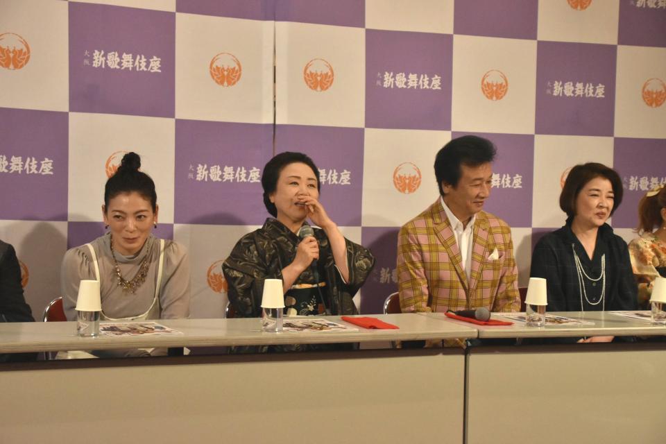 　前川清（左から３人目）にツッコむ藤山直美（同２人目）