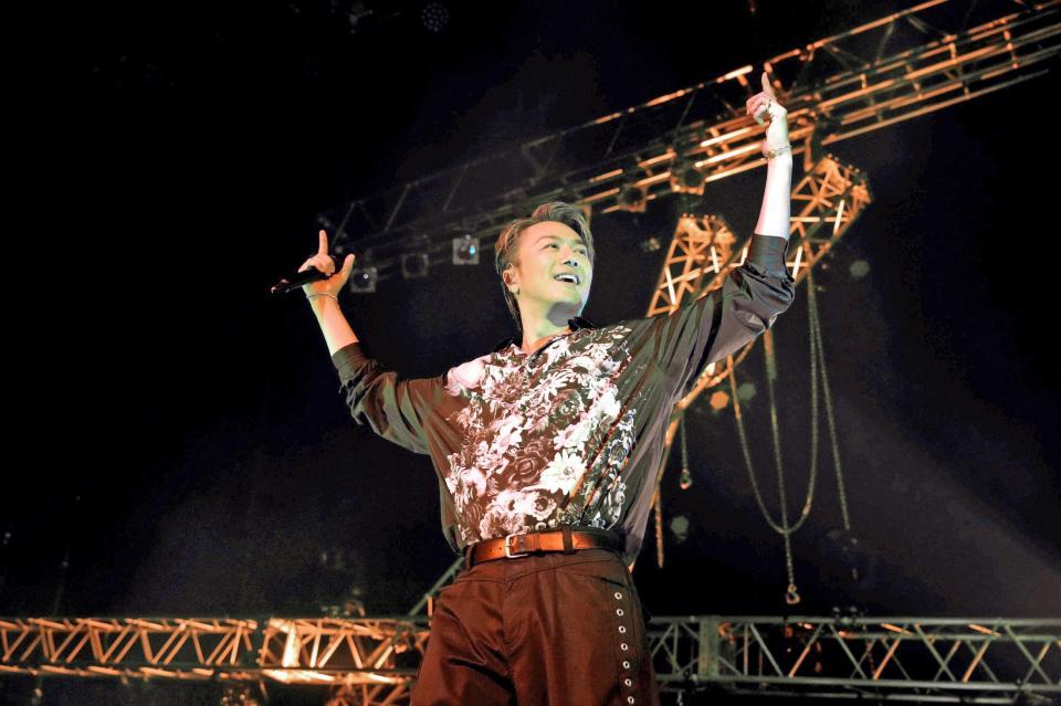 　単独ソロツアーを開幕させ、ステージで笑顔を見せるＥＸＩＬＥ　ＴＡＫＡＨＩＲＯ