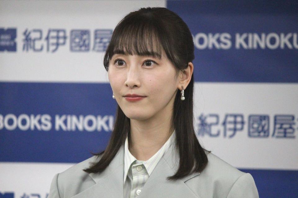 　エッセーの取材会に出席した松井玲奈