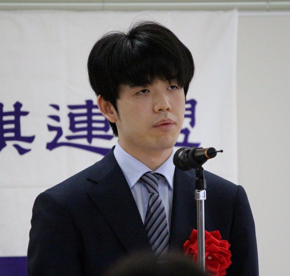 　「第５１回将棋大賞表彰式」でスピーチする藤井聡太八冠