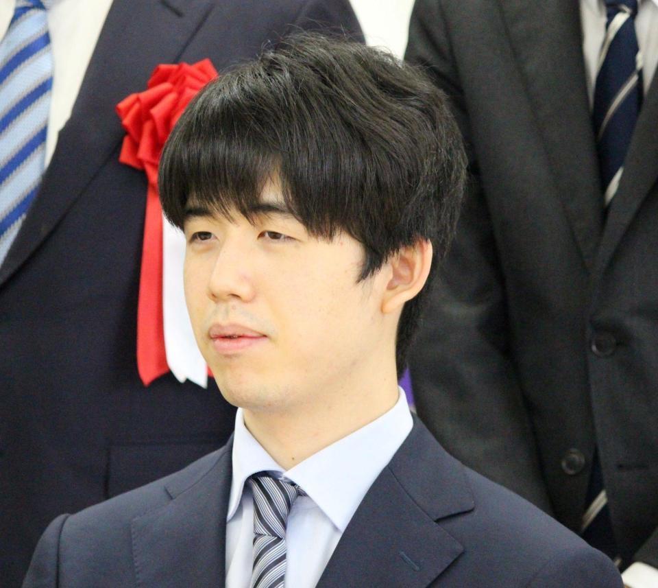 　「第５１回将棋大賞表彰式」に出席した藤井聡太八冠