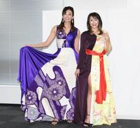 　セクシーで和風な衣装を披露する中島史恵、梶原真弓（右）＝撮影・堀内翔