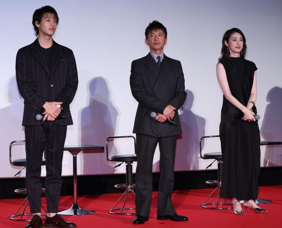 　登壇した（左から）竹内涼真、木村拓哉、天海祐希＝東京・ＴＯＨＯシネマズ六本木ヒルズ（撮影・金田祐二）