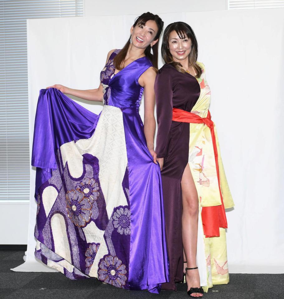 　セクシーで和風な衣装を披露する中島史恵、梶原真弓（右）＝撮影・堀内翔