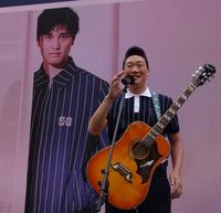 　「ＢＯＳＳ×ＳＨＯＨＥＩ　ＯＨＴＡＮＩ」イベントでギターを弾くみやぞん