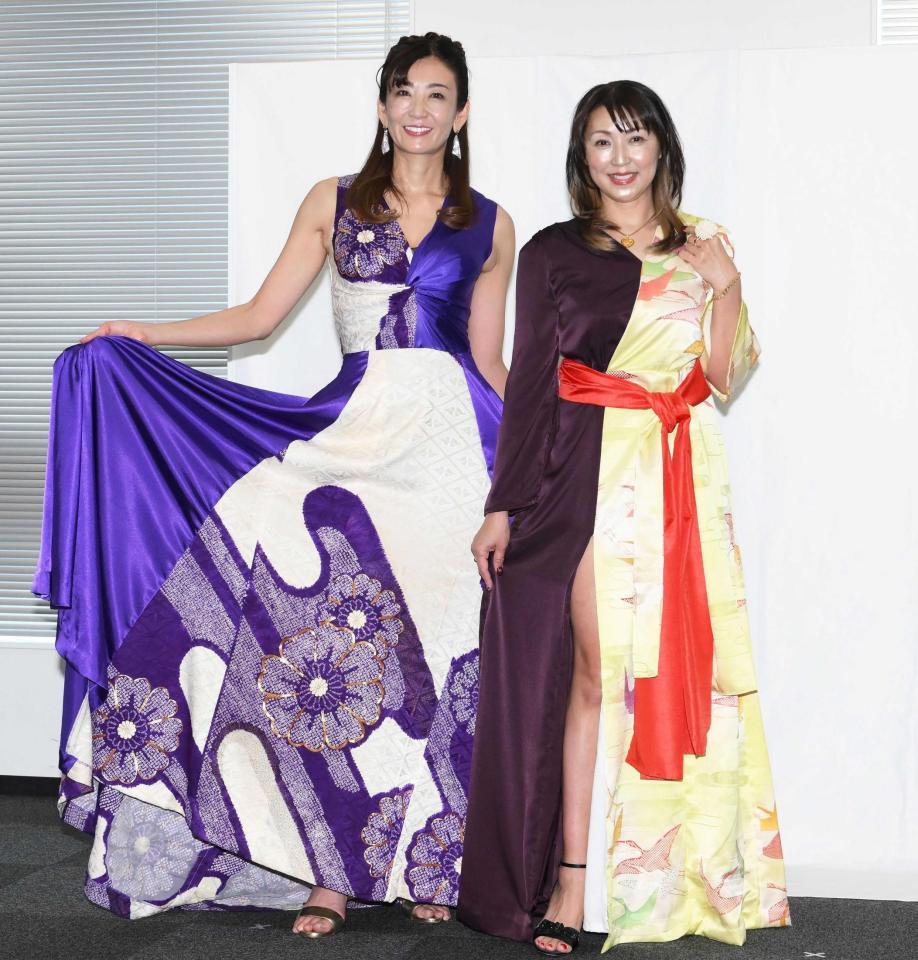 　ポーズを取る中島史恵（左）と梶原真弓（撮影・堀内翔）