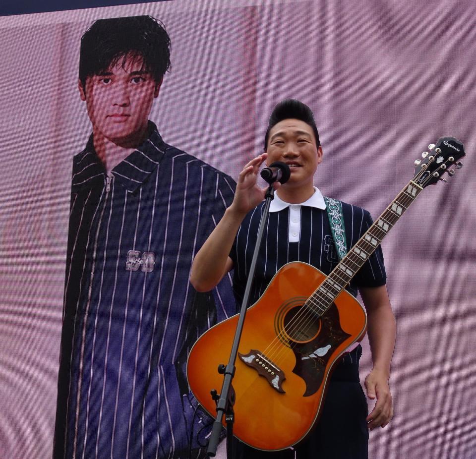 　「ＢＯＳＳ×ＳＨＯＨＥＩ　ＯＨＴＡＮＩ」イベントでギターを弾くみやぞん