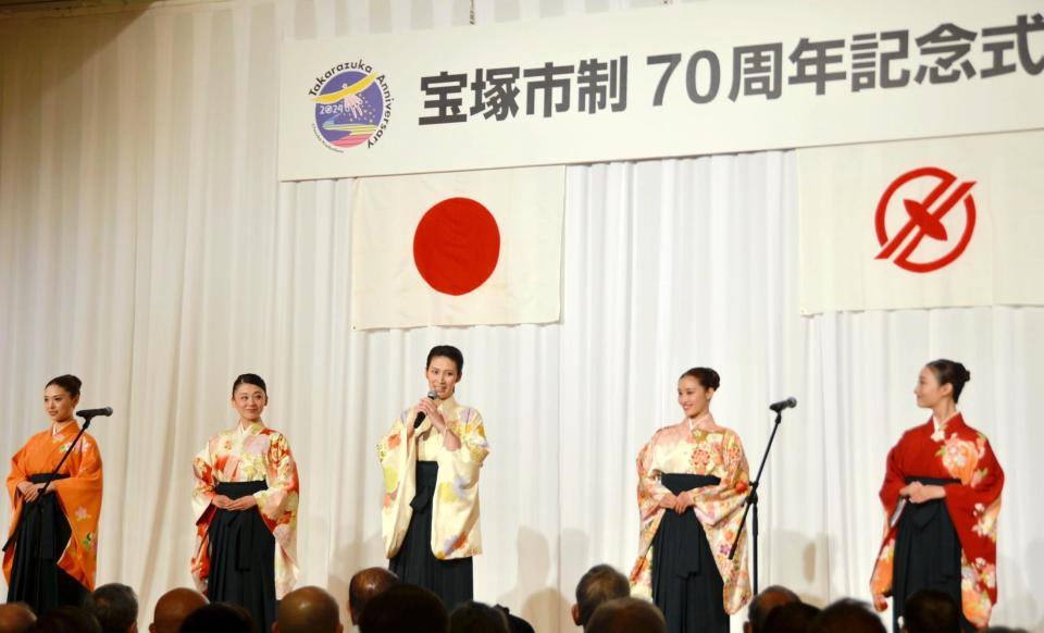 　宝塚市制７０周年記念式典に出席した宝塚歌劇団専科スターの瀬央ゆりあ（中央）と星組の乙華菜乃、綾音美蘭、瑠璃花夏、藍羽ひより（左から）＝提供・宝塚市