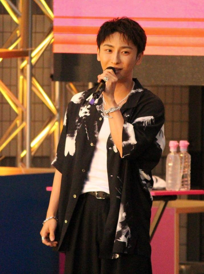 　「東京レインボープライド２０２４」のトークショーに登場したＡＡＡ・與真司郎