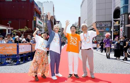 　レッドカーペットを笑顔で歩く（左から）宮川たま子、桂文枝、西川きよし、大﨑洋実行委員長