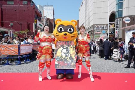 　ど派手な衣装で登場した紅しょうがの熊元プロレス（左）と稲田美紀