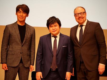 　イベントに登壇した（左から）ユニバーサル・ミュージックの藤倉尚社長、辻井伸行、ドイツ・グラモフォンのクレメンス・トラウトマン社長