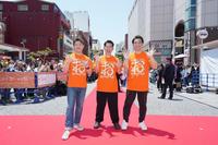 　レッドカーペットに登場したジャングルポケットの（左から）おたけ、太田博久、斉藤慎二