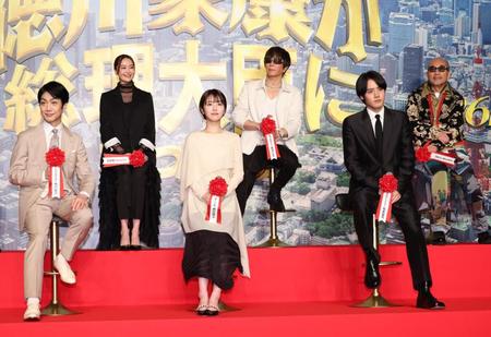 　登壇した（前列左から）野村萬斎、浜辺美波、赤楚衛二（後列左から）ＧＡＣＫＴ、竹中直人（撮影・金田祐二）