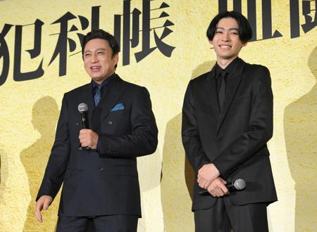 　完成披露上映会で息子・市川染五郎（右）の立派なコメントに笑顔を見せる松本幸四郎（撮影・伊藤笙子）