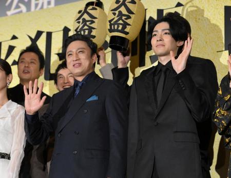 　完成披露上映会に登場した松本幸四郎（左）と市川染五郎（撮影・伊藤笙子）