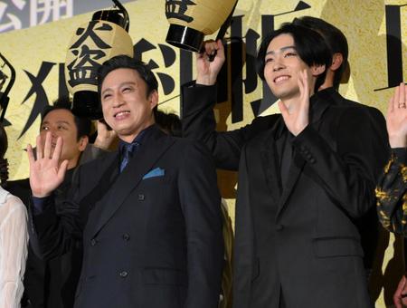 　完成披露上映会に登場した松本幸四郎（左）と市川染五郎（撮影・伊藤笙子）